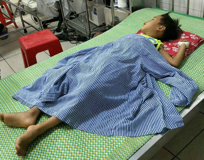 Nhầm chai dầu hỏa là nước ngọt, bé 16 tháng tuổi bị ngộ độc phải nhập viện cấp cứu - 2