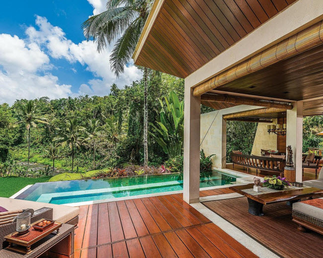 Vào tháng 6, gia đình cựu tổng thống Mỹ đã du lịch tới đảo Bali, Indonesia, nơi ông Obama sống vài năm khi còn nhỏ. Địa điểm nghỉ ngơi mà họ chọn là khách sạn Four Seasons với giá phòng 2.500 USD/đêm.
