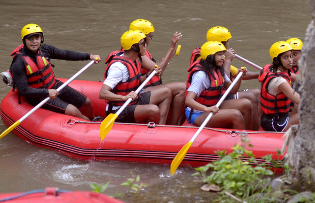 Cả gia đình ông Obama trải nghiệm chèo thuyền mạo hiểm dưới sông Ayung.
