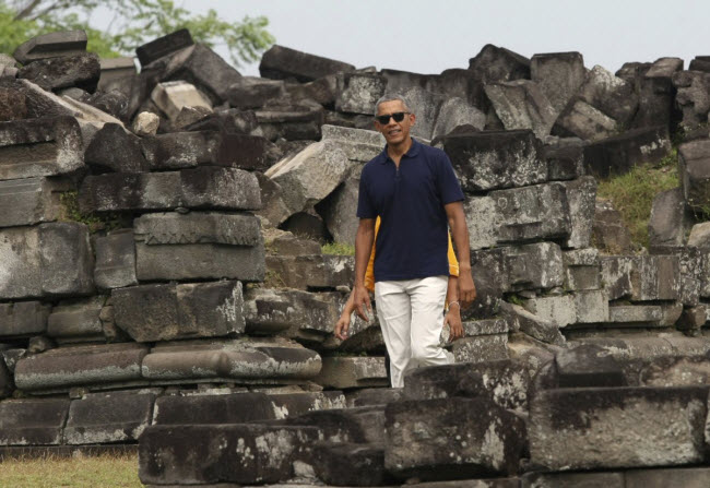 

Họ cũng tới thăm ngôi đền Prambanan tại thành phố Yogyakarta trên đảo Java, nơi mẹ ông Obama làm việc trong nhiều năm.


