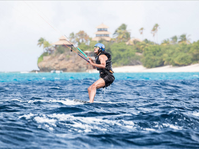 Ông Obama đã tham gia nhiều hoạt động trong thời gian ở trên đảo Necker, bao gồm lướt ván diều.
