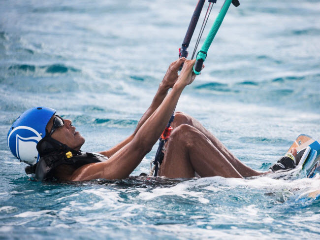 Theo tỷ phú Branson, đây là lần đầu tiên cựu Tổng thống Mỹ Obama trải nghiệm môn lướt ván diều.
