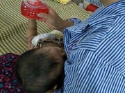 Tin tức - Nhầm chai dầu hỏa là nước ngọt, bé 16 tháng tuổi bị ngộ độc phải nhập viện cấp cứu