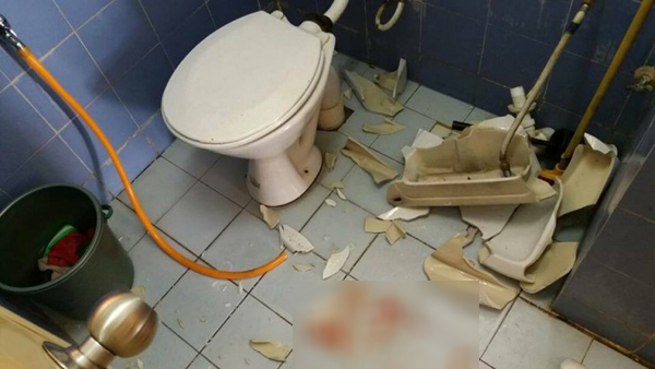 Để 2 con nhỏ trong nhà tắm, cha mẹ không ngờ tai họa đã xảy ra - 1