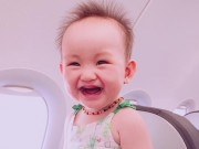 Làng sao - Nụ cười "không răng" nắc nẻ của con gái Hồng Quế trong chuyến đi đầu đời
