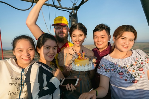Á hậu Thùy Dung hạnh phúc đón sinh nhật trên khinh khí cầu - 6