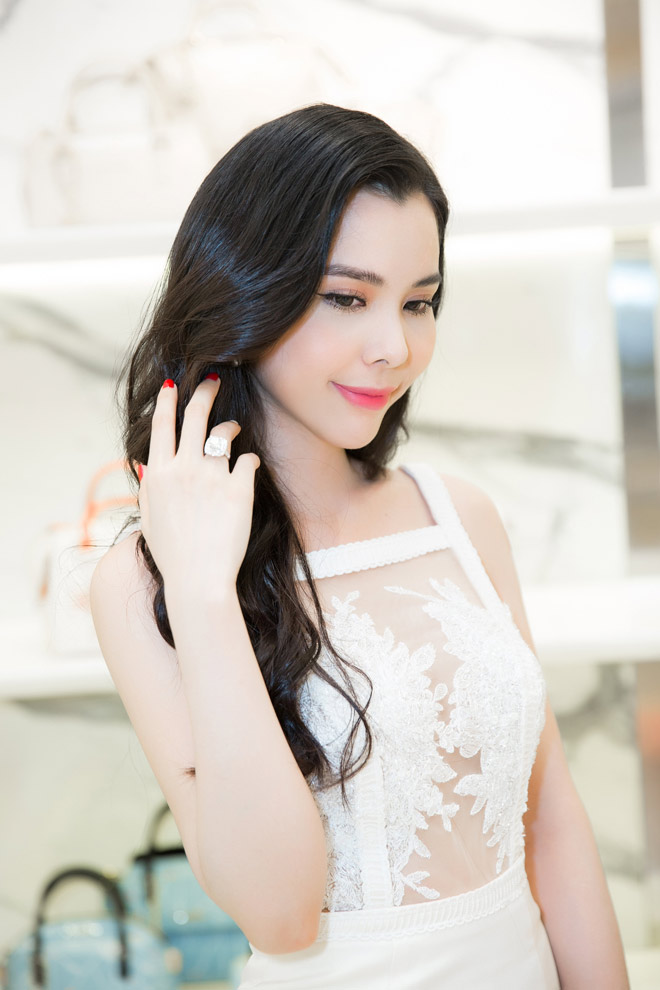 Á khôi Huỳnh Vy sang chảnh amp;#34;khoeamp;#34; nhẫn kim cương đắt tiền - 1