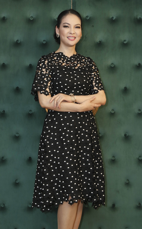 Sao mặc đẹp tuần: Thủy Hương, Việt Trinh - Nhan sắc thách thức của người đàn bà viên mãn - 1