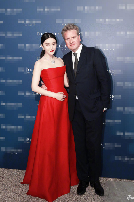 Sao mặc đẹp tuần: Thủy Hương, Việt Trinh - Nhan sắc thách thức của người đàn bà viên mãn - 5