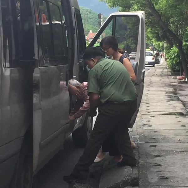 Hình ảnh xúc động Công an Quảng Ninh cõng người già, trẻ tàn tật đi làm thẻ căn cước - 1
