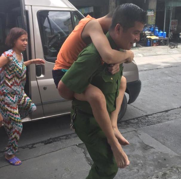 Hình ảnh xúc động Công an Quảng Ninh cõng người già, trẻ tàn tật đi làm thẻ căn cước - 3