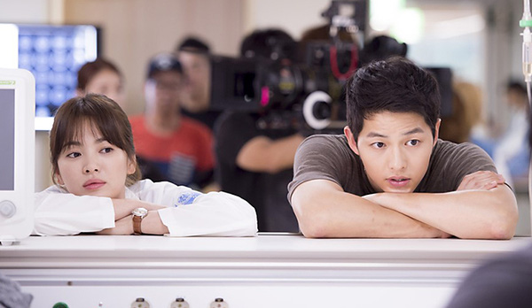 Song Joong Ki công bố amp;#34;trótamp;#34; trao thân cho Song Hye Kyo, fan vứt bỏ ảnh anh ra bãi rác - 3