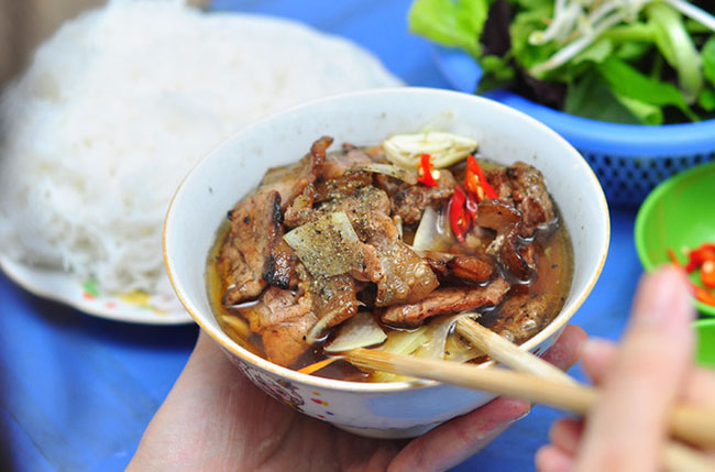 Tờ CNN viết rằng: "Phở có thể là món ăn nổi tiếng nhất của Việt Nam, nhưng bún chả là sự lựa chọn hàng đầu cho bữa trưa ở Thủ đô Hà Nội". 
