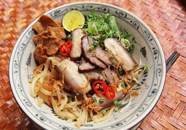 Cao lầu

Là món ăn nổi tiếng của đất Quảng miền Trung, gắn liền với tên tuổi của phố cổ Hội An, cao lầu cũng là lựa chọn phổ biến của thực khách khi tới miền Trung.
