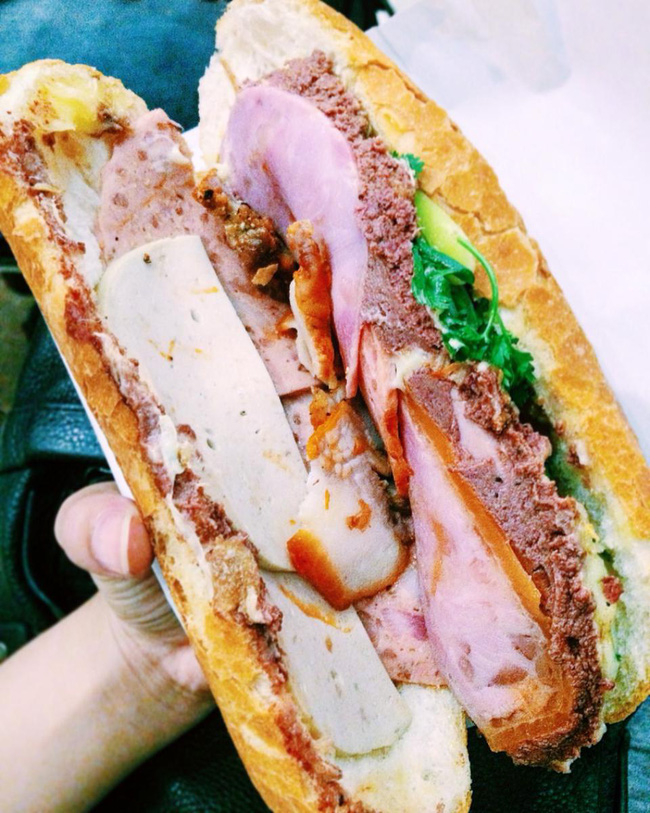 Bánh mì

Bánh mì có tên gọi chính thức là Baguette có nguồn gốc từ Pháp. Tuy nhiên, khi đến với Việt Nam, món ăn này lại được người ta sáng tạo với nhiều loại nhân kẹp khác nhau, là một món ăn sáng được lựa chọn phổ biến. Món bánh mì Việt Nam khá nổi tiếng trên thế giới, nên khi đến đây, du khách nước ngoài ắt hẳn sẽ rất mong mỏi được thưởng thức chiếc bánh do người Việt chế biến này.

Ảnh: cao_nham_nho
