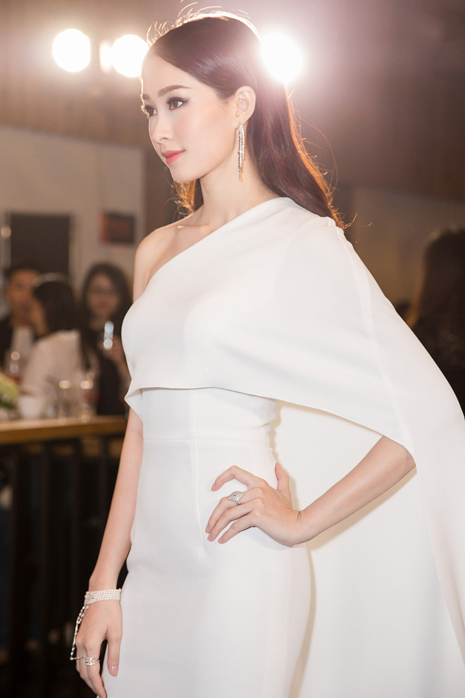 Angela Phương Trinh nửa kín nửa hở mê hoặc đến nghẹt thở - 10