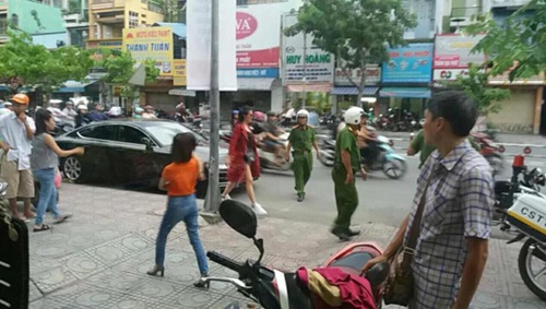 Đông Nhi bị cảnh sát giao thông nhắc nhở vì đậu xe hơi sai quy định - 1