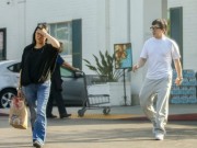 Làng sao - Có chồng là Thành Long, Lâm Phụng Kiều vẫn "che mặt" khi đi siêu thị cùng ông xã