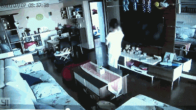 Bố mẹ sốc nặng khi thấy giúp việc tát liên tiếp và dùng cây lau nhà lau mặt con trai 1 tuổi - 3
