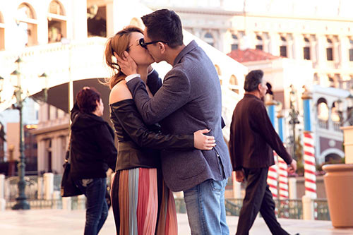 Lãng mạn chưa, bạn trai Việt kiều bế bổng Thanh Thảo giữa phố đông người - 7