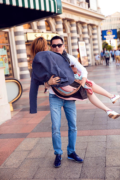 Lãng mạn chưa, bạn trai Việt kiều bế bổng Thanh Thảo giữa phố đông người - 4