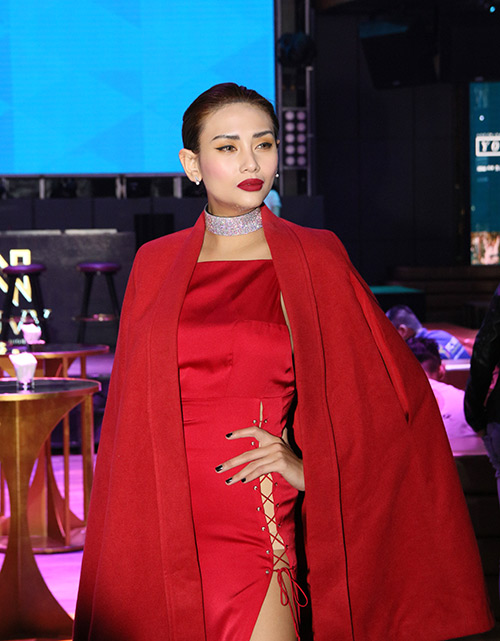 Võ Hoàng Yến đến muộn, mặt phờ phạc, không cười nổi vì thiếu ngủ - 4