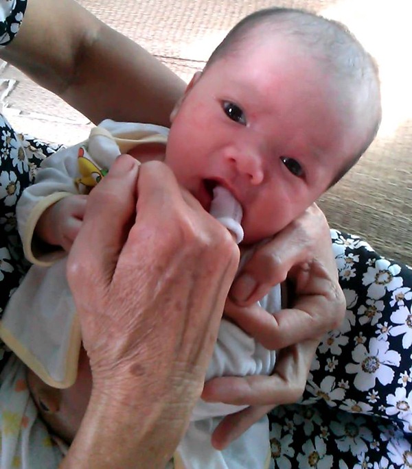 Đừng dùng mật ong tưa lưỡi cho trẻ sơ sinh, độc lắm, mẹ hãy làm theo cách này - 2