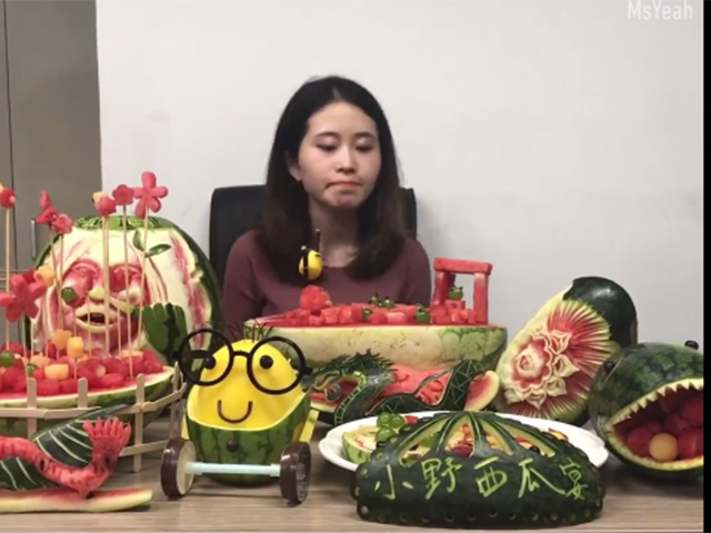 [Video] Thánh nấu ăn văn phòng bày nguyên 1 bàn tiệc dưa hấu tại bàn làm việc