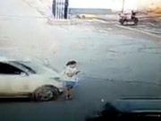 Tin tức - Chăm chú nhìn điện thoại ngoài đường, cô gái bị ô tô đâm văng xa 20m, tử vong tại chỗ