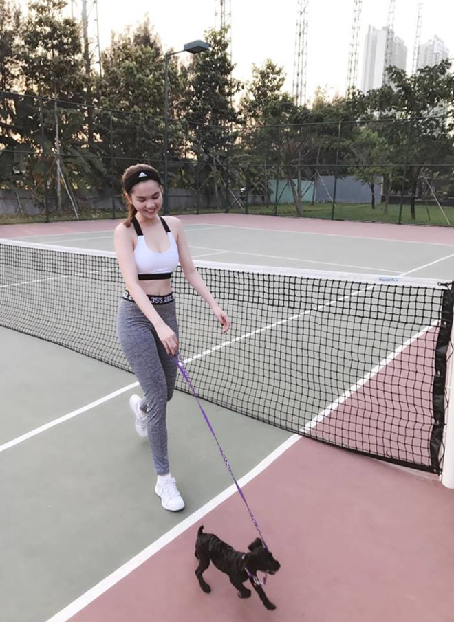 Ngọc Trinh lắc mông, tạo dáng amp;#34;điên đảoamp;#34; trên sân tennis khiến fan cười đau bụng - 15