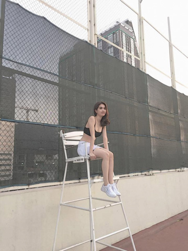 Ngọc Trinh lắc mông, tạo dáng amp;#34;điên đảoamp;#34; trên sân tennis khiến fan cười đau bụng - 17