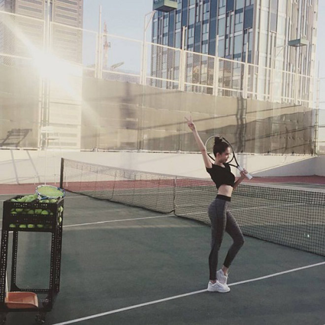 Ngọc Trinh lắc mông, tạo dáng amp;#34;điên đảoamp;#34; trên sân tennis khiến fan cười đau bụng - 18