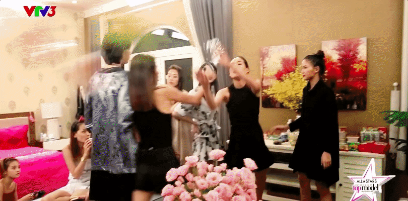 TV Show: Thí sinh Next Top Model hắt nước vào mặt nhau, cô bé khiếm thị amp;#34;quẩyamp;#34; tung sân khấu - 1