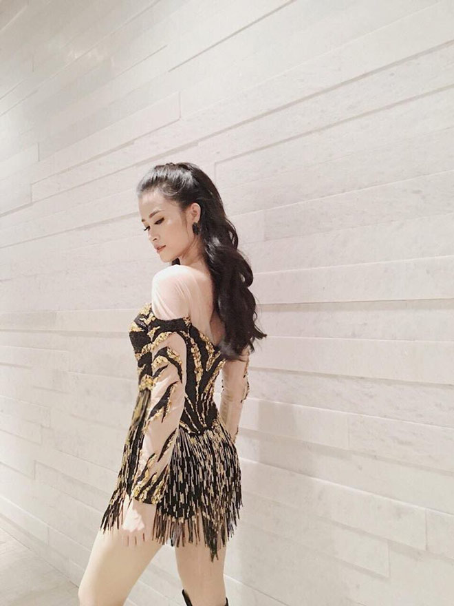 Đông Nhi khoe hình thể nóng bỏng với thiết kế jumpsuit lấp lánh - 2