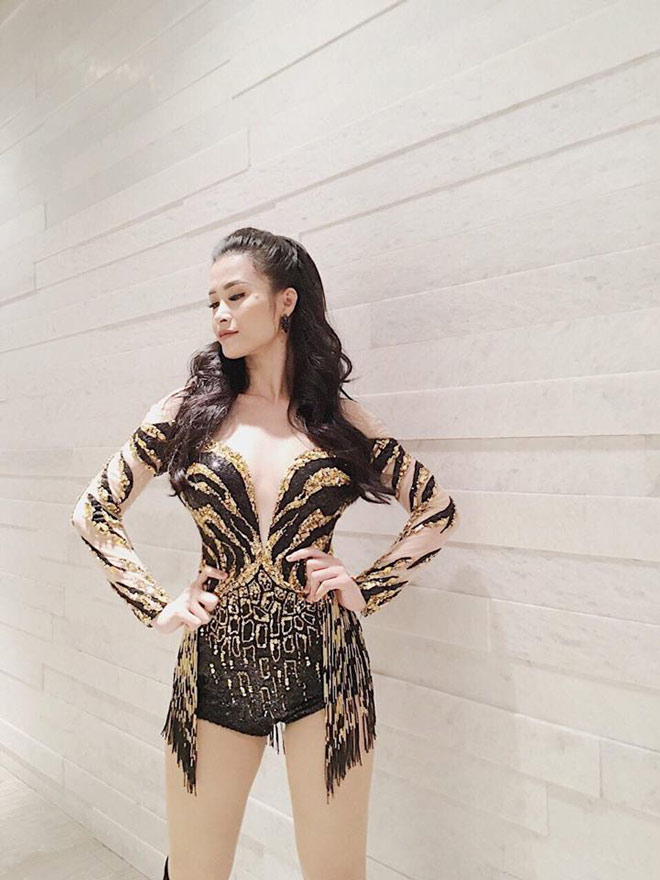 Đông Nhi khoe hình thể nóng bỏng với thiết kế jumpsuit lấp lánh - 1