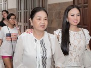 Làng sao - Em gái tỷ phú của Cẩm Ly giản dị nhưng vẫn xinh đẹp bên mẹ và hai con gái