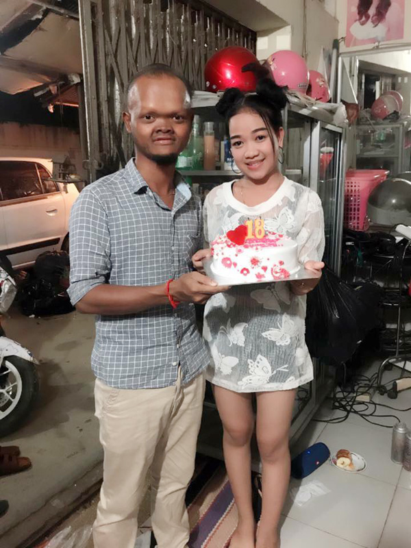 Ai mà tin nổi chàng trai xấu xí lại amp;#34;cưa đổamp;#34; cô gái 18 tuổi xinh như hot girl thế này - 9