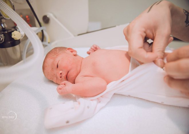 Bộ ảnh anh chồng soái ca cùng vợ 9x vượt cạn khiến hàng nghìn chị em amp;#34;phát hờnamp;#34; vì ghen tị - 18