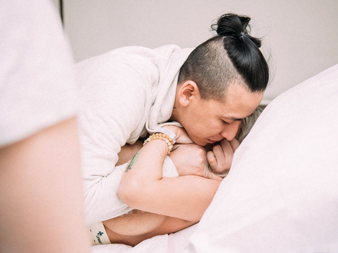 Bộ ảnh anh chồng soái ca cùng vợ 9x vượt cạn khiến hàng nghìn chị em amp;#34;phát hờnamp;#34; vì ghen tị - 15