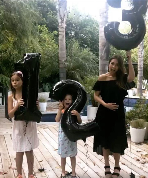 Đã có hai cô con gái xinh xắn rồi, amp;#34;thiên thần bóng tốiamp;#34; Jessica Alba lại có bầu em bé thứ 3 - 1