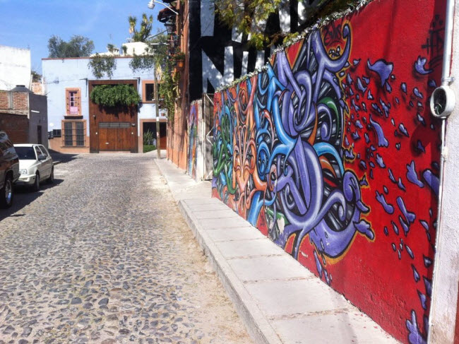 San Miguel de Allende cũng nổi tiếng với những tác phẩm tranh đường phố.
