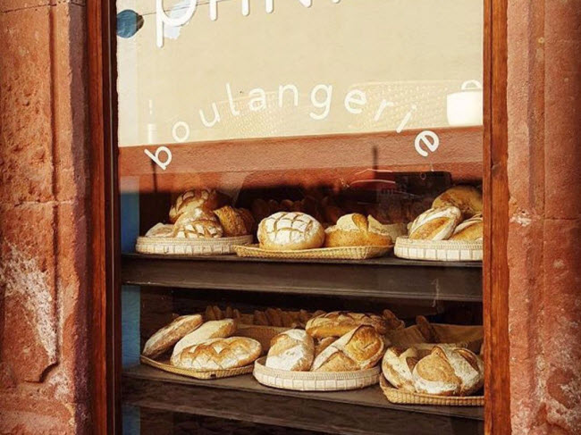 Thành phố có nhiều tiệm bánh ngon, như Cumpanio Bakery.
