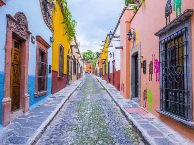 Những đường phố rực rỡ sắc màu tại thành phố San Miguel de Allende.
