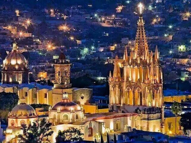 Khung cảnh ban đêm lung linh tại thành phố San Miguel de Allende.
