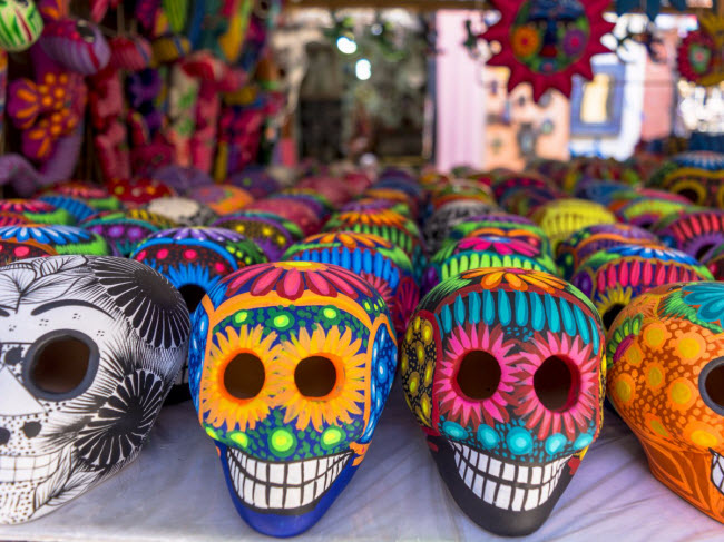 Đường phố ở San Miguel de Allende có nhiều cửa hàng bán đồ thủ công đặc trưng ở Mexico, như những chiếc mặt nạ nhiều màu sắc.
