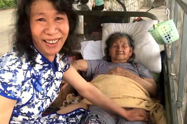 Người đàn ông mặc váy đóng giả chị gái quá cố suốt 20 năm vì lý do vô cùng cảm động - 1