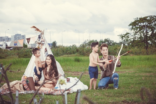 2 con trai của Đăng Khôi thích thú hóa thân thành thổ dân cùng bố mẹ - 1