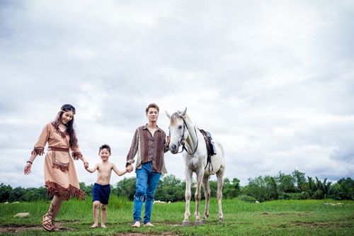 2 con trai của Đăng Khôi thích thú hóa thân thành thổ dân cùng bố mẹ - 10