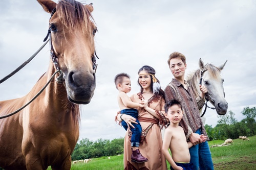 2 con trai của Đăng Khôi thích thú hóa thân thành thổ dân cùng bố mẹ - 2