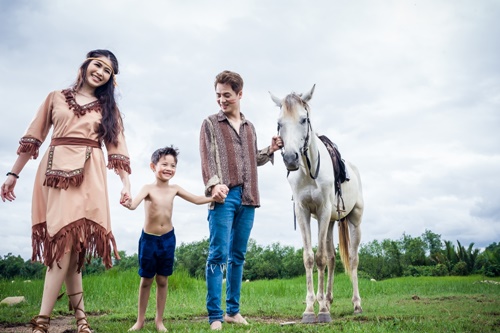 2 con trai của Đăng Khôi thích thú hóa thân thành thổ dân cùng bố mẹ - 3